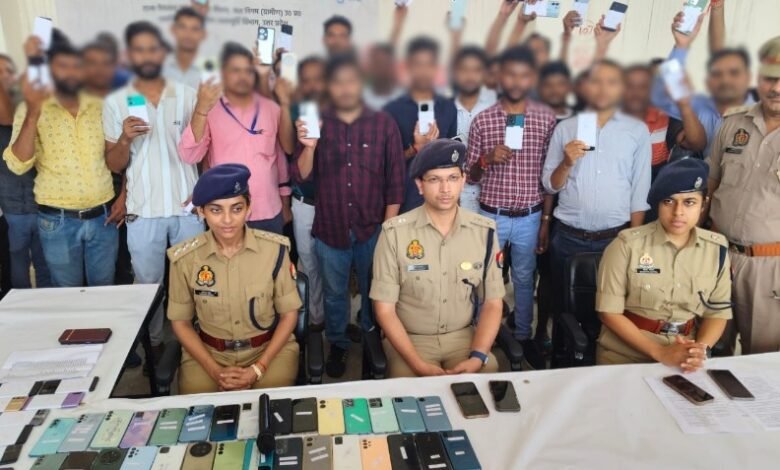उत्तर प्रदेश, नोएडा: गुम मोबाइल पाकर लोगों की मुस्कान लौटी