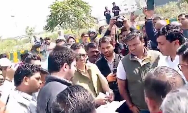 उत्तर प्रदेश, नोएडा: नोएडा के सोरखा में प्राधिकरण टीम से धक्का-मुक्की