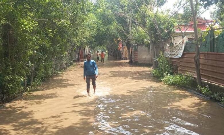 उत्तर प्रदेश, नोएडा: यमुना पुश्ता रोड पर बनी झुग्गियों में भरा पानी