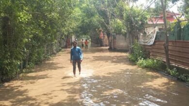 उत्तर प्रदेश, नोएडा: 1.5 हजार फार्म हाउस डूबे, ट्रैक्टर से बाहर निकाल रहे सामान, पुश्ता रोड पर बनी हजारों झुग्गी