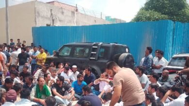 उत्तर प्रदेश, नोएडा: अवैध निर्माण तोड़ने पहुंची नोएडा प्राधिकरण टीम का विरोध