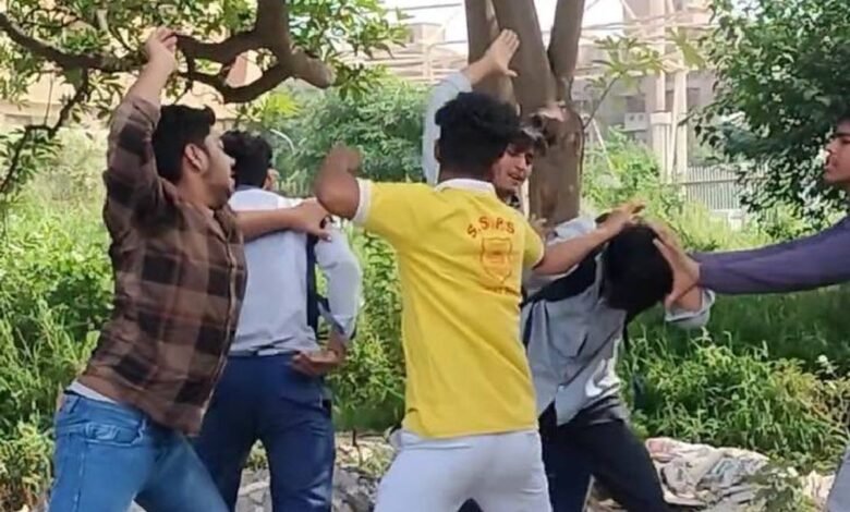उत्तर प्रदेश, नोएडा: छात्रों के 2 गुट भिड़े,सड़क पर चले लात-घूसे