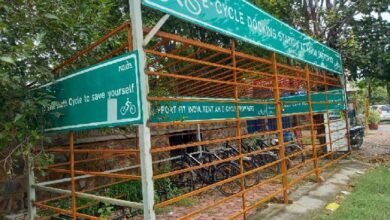 उत्तर प्रदेश, नोएडा: नोएडा में प्राधिकरण ने यूनीपोल पर लगे विज्ञापन को हटाया