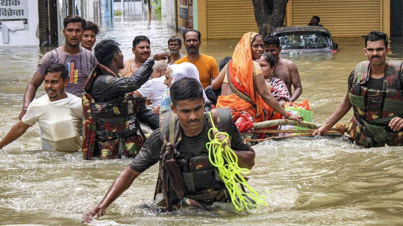 उत्तर प्रदेश, नोएडा: बाढ़ प्रभावितों को मिल रही राहत