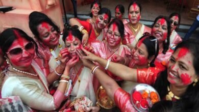 उत्तर प्रदेश, नोएडा: नोएडा में सिंदूर खेला के बाद भक्तों ने दी मां दुर्गा को विदाई, महिलाओं ने मां से की सुख-समृद्धि की कामना