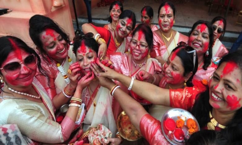 उत्तर प्रदेश, नोएडा: नोएडा में सिंदूर खेला के बाद भक्तों ने दी मां दुर्गा को विदाई, महिलाओं ने मां से की सुख-समृद्धि की कामना