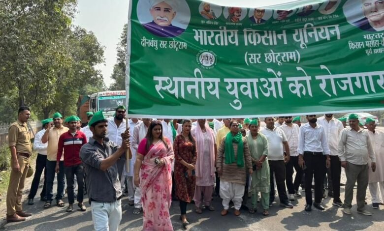 उत्तर प्रदेश, नोएडा: भारतीय किसान यूनियन ने 13 सूत्रीय मांगों का ज्ञापन सौंपा:युवा और किसानों के मुद्दों पर जिला कलेक्ट्रेट पर प्रदर्शन