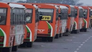 उत्तर प्रदेश, नोएडा: एक माह से डिपो में खड़ी धूल फांक रहीं मिनी बसें