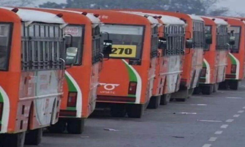 उत्तर प्रदेश, नोएडा: एक माह से डिपो में खड़ी धूल फांक रहीं मिनी बसें