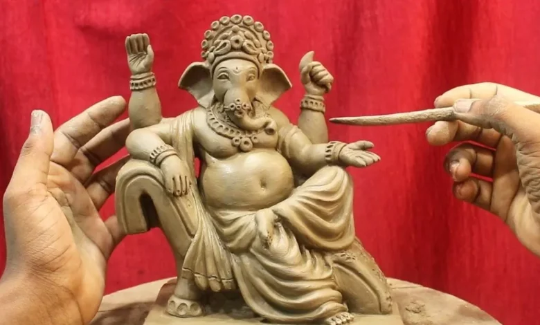 उत्तर प्रदेश, नोएडा: इको-फ्रैंडली गणेश मूर्तियों और जगमगाते झालरों से जगमगाए बाजार