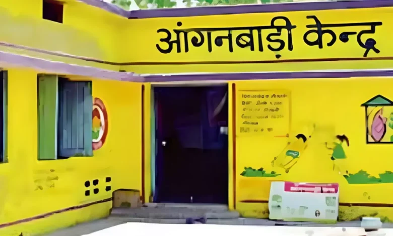उत्तर प्रदेश, नोएडा: आंगनबाड़ी केंद्र का भ्रमण कर व्यवस्थाओं का जाना