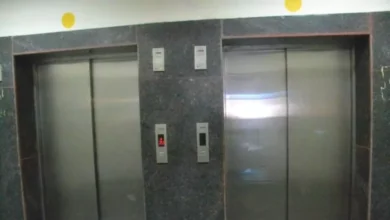 उत्तर प्रदेश, नोएडा: सोसाइटी में लिफ्ट का रखरखाव खराब, लोग परेशान