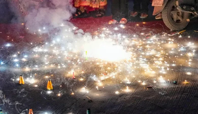 नई दिल्ली: दीये -पटाखे -कुकर की चपेट में आई दिल्ली