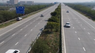 उत्तर प्रदेश, नोएडा: यमुना एक्सप्रेसवे पर तेज रफ्तार कार ने बाइक में मारी टक्कर, महिला की मौत