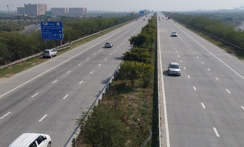 उत्तर प्रदेश, नोएडा: यमुना एक्सप्रेसवे पर तेज रफ्तार कार ने बाइक में मारी टक्कर, महिला की मौत