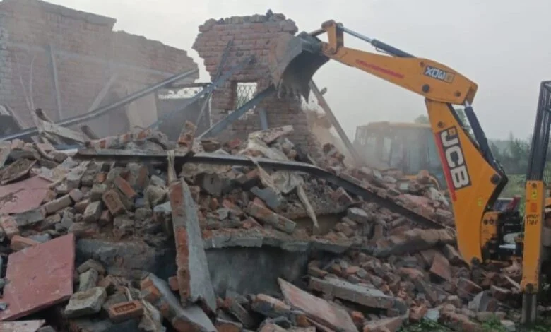 उत्तर प्रदेश, नोएडा: हैबतपुर के डूब क्षेत्र में चला ग्रेनो प्राधिकरण का बुल्डोजर