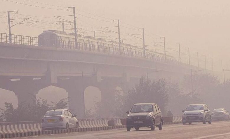 उत्तर प्रदेश, नोएडा: दीपावली के बाद लगातार दूसरे दिन भी जहरीली है हवा, प्रदूषण ने जीना किया मुश्किल