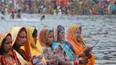 उत्तर प्रदेश, नोएडा: श्रद्धालुओं की बढ़ती संख्या से छठ घाट पर जगह पड़ रही कम