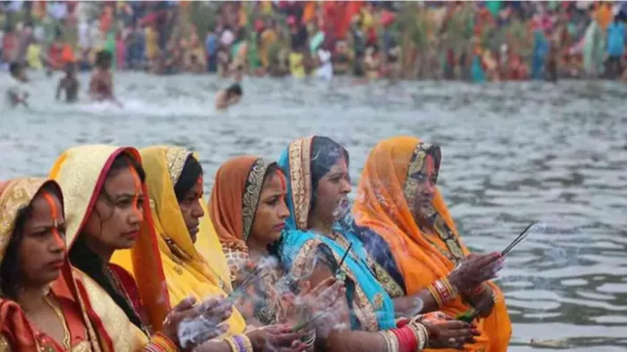 उत्तर प्रदेश, नोएडा: श्रद्धालुओं की बढ़ती संख्या से छठ घाट पर जगह पड़ रही कम