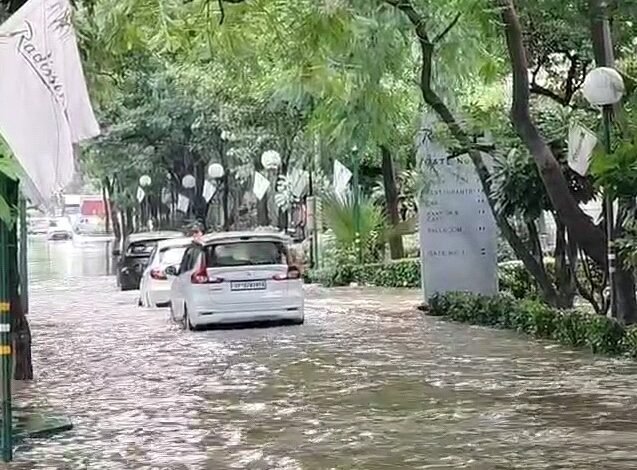 उत्तर प्रदेश, नोएडा: बारिश में बदहाल हुई सड़कों को ठीक करेगा ग्रेनो प्राधिकरण