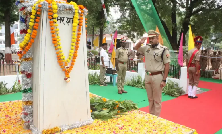 उत्तर प्रदेश, नोएडा: नोएडा में पुलिस स्मृति दिवस पर शहीद पुलिसकर्मियों को दी गई श्रद्धांजलि