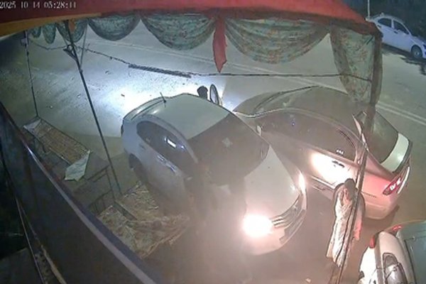 उत्तर प्रदेश, नोएडा: पार्किंग विवाद में युवक को कार से मारी टक्कर, CCTV कैमरे में कैद हुई पूरी घटना