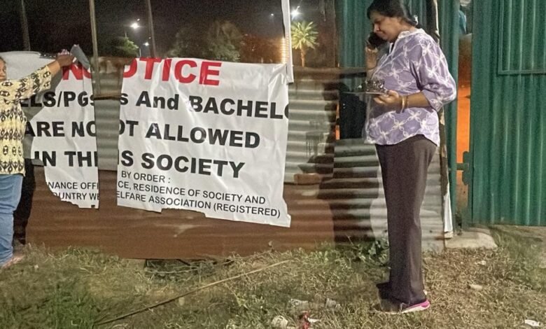 उत्तर प्रदेश, नोएडा: ग्रेटर नोएडा सोसायटी में पोस्टर फाड़ने पर केस दर्ज