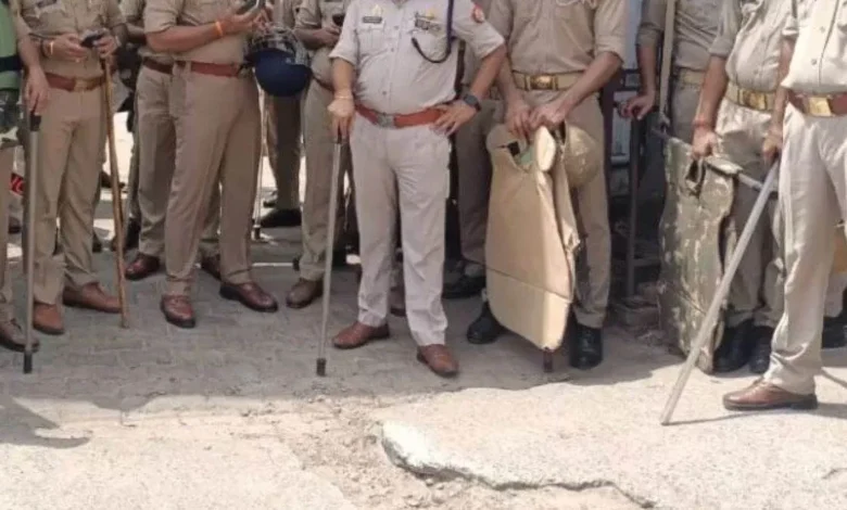 उत्तर प्रदेश, नोएडा: चाचा-भतीजे की हत्या के बाद पसरा मातम, गांव में तनाव के बीच पुलिस बल तैनात