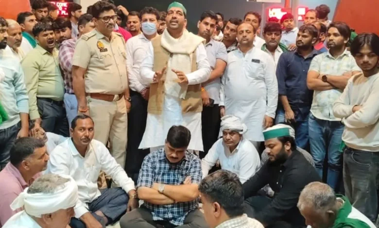 उत्तर प्रदेश, नोएडा: जेवर टोल प्लाजा पर टोल टैक्स को लेकर बवाल, टोल कर्मियों से कहासुनी के बाद हाथापाई