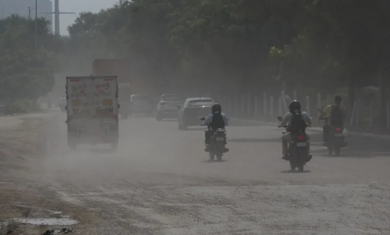 उत्तर प्रदेश, नोएडा: ग्रेप-2 लागू, फिर भी नहीं थम रहा प्रदूषण का जहर, खुलेआम जलाया जा रहा प्लास्टिक और कूड़ा