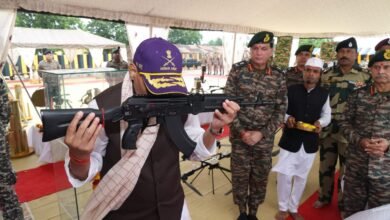 -रक्षा मंत्री ने विजयादशमी के अवसर पर गुजरात के भुज में की शस्त्र पूजा