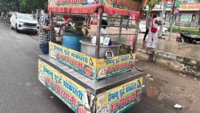 उत्तर प्रदेश, ग्रेटर नोएडा: सड़कों के किनारे से 12 अवैध ठेली-पटरी जब्त