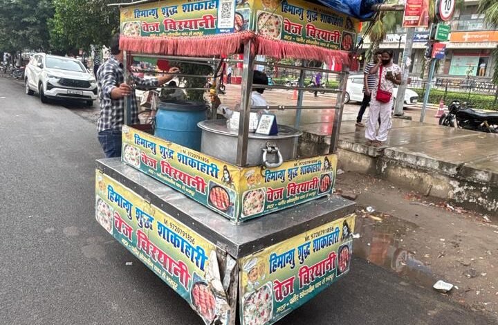 उत्तर प्रदेश, ग्रेटर नोएडा: सड़कों के किनारे से 12 अवैध ठेली-पटरी जब्त