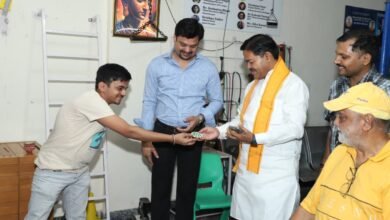  उत्तर प्रदेश, नोएडा: केंद्रीय मंत्री ने की फर्स्टवन रिहैब फाउंडेशन के बच्चों की तारीफ