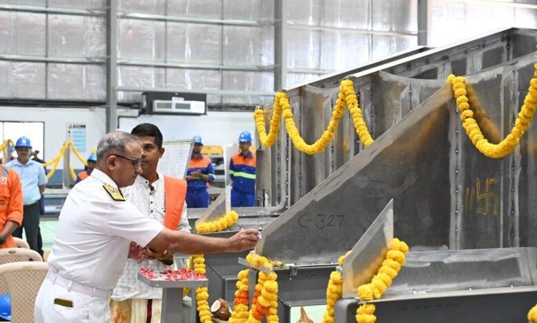 नई दिल्ली: दो तीव्र गश्ती पोतों संग दो एसीवी की परंपरागत निर्माण प्रक्रिया शुरू 