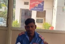उत्तर प्रदेश, नोएडा: महिला ने सिक्योरिटी गार्ड को पीटा