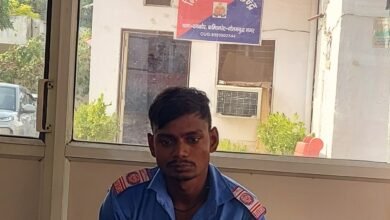 उत्तर प्रदेश, नोएडा: महिला ने सिक्योरिटी गार्ड को पीटा