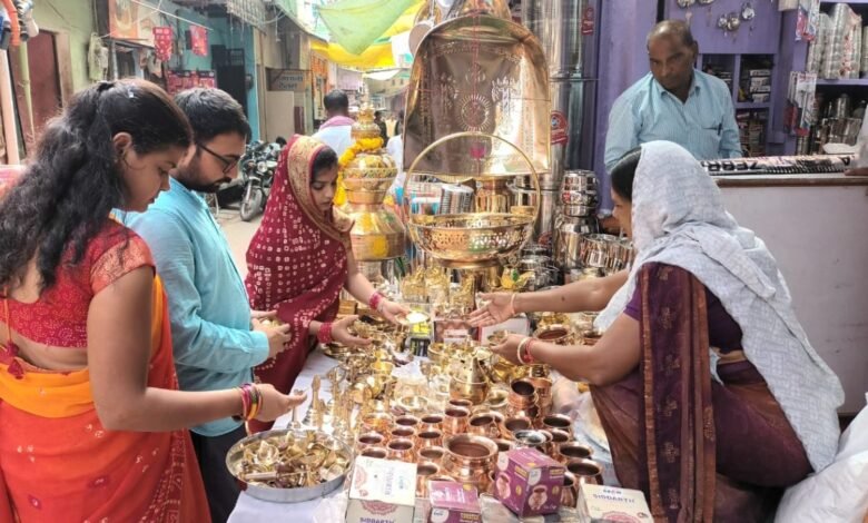 उत्तर प्रदेश, नोएडा: धनतेरस पर धनवर्षा: बिकीं 5200 गाड़ियां, '500 करोड़ के कारोबार से बाजार हुआ गुलजार'