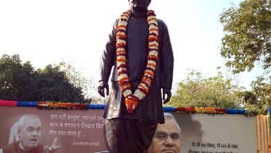 -अस्पताल के गेट नंबर 9 पर खड़ी है अटल बिहारी वाजपेयी की आदमकद कांसे की मूर्ति