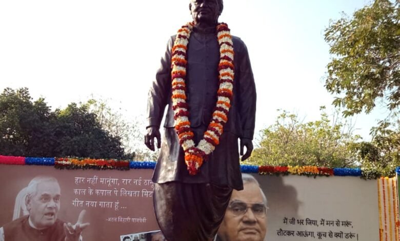 -अस्पताल के गेट नंबर 9 पर खड़ी है अटल बिहारी वाजपेयी की आदमकद कांसे की मूर्ति