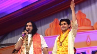 उत्तर प्रदेश, नोएडा: बाबा बागेश्वर धाम, देवकीनंदन ठाकुर सहित कई धर्माचार्यों ने नोएडा स्टेडियम में लगाए चौके छक्के, बाढ़ पीड़ितों के लिए