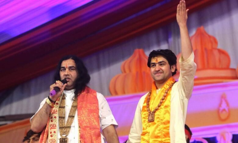 उत्तर प्रदेश, नोएडा: बाबा बागेश्वर धाम, देवकीनंदन ठाकुर सहित कई धर्माचार्यों ने नोएडा स्टेडियम में लगाए चौके छक्के, बाढ़ पीड़ितों के लिए