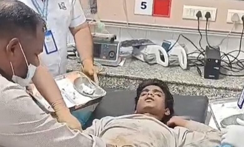 उत्तर प्रदेश, नोएडा: ग्रेटर नोएडा में गर्लफ्रेंड को लेकर भिड़े 2 छात्र