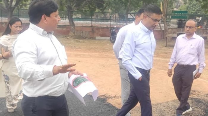 उत्तर प्रदेश, नोएडा: सीईओ ने नोएडा स्टेडियम में सिंथेटिक ट्रैक का किया निरीक्षण, गुणवत्ता पर खास जोर