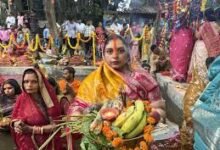 उत्तर प्रदेश, नोएडा: लाखों व्रतियों ने सूर्य भगवान को अर्घ दिया