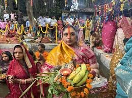 उत्तर प्रदेश, नोएडा: लाखों व्रतियों ने सूर्य भगवान को अर्घ दिया