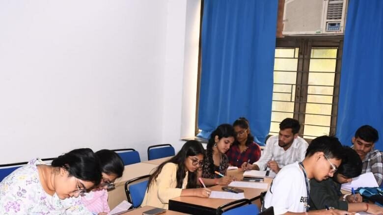 उत्तर प्रदेश, नोएडा: नोएडा प्राधिकरण ने मनाया विश्व दृष्टि दिवस, कर्मचारियों की नेत्र जांच शिविर आयोजित