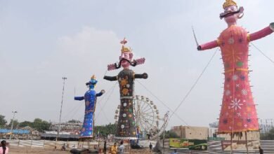 उत्तर प्रदेश, नोएडा: नोएडा में बारिश से भीगें पुतले, मंच, मैदान में पानी