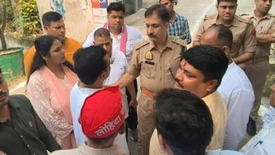 उत्तर प्रदेश, नोएडा: नोएडा में अखिलेश , राहुल, ममता का आपत्तिजनक पोस्टर वायरल