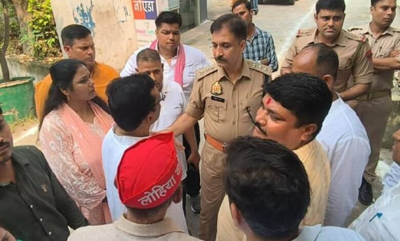 उत्तर प्रदेश, नोएडा: नोएडा में अखिलेश , राहुल, ममता का आपत्तिजनक पोस्टर वायरल